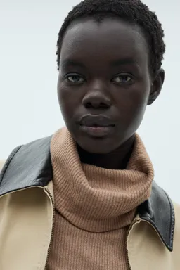 Remera canalé cuello vuelto de Mango en Buzos y Sweaters para argentina