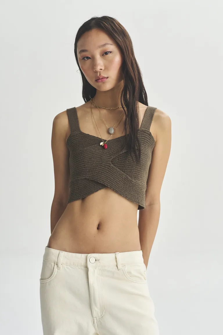 Top negro de diseño sencillo y moderno para mujeres de Akiabara en Tops para argentina