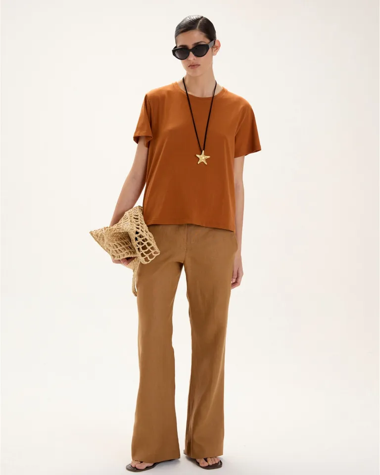 Remera esencial de algodón pima con diseño moderno y atemporal de Blue Sheep en Remeras para argentina