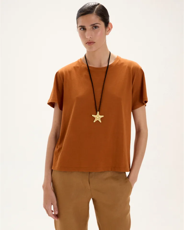 Remera esencial de algodón pima con diseño moderno y atemporal de Blue Sheep en Remeras para argentina