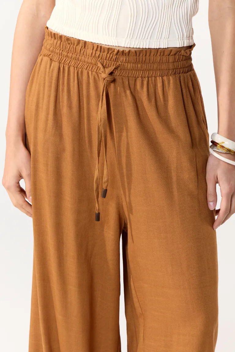 Pantalón de pierna ancha en tono marrón con cintura alta y bolsillos de Cuesta Blanca en Pantalones para argentina