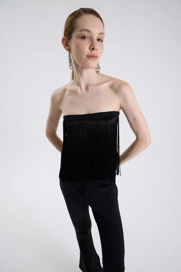 Top strapless con escote elástico, cierre lateral y detalle de flecos largos en el frente de Maria Cher en Tops para argentina