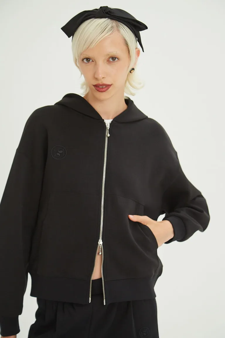 Campera de jersey negro con capucha y cierre metálico de Las Pepas en Buzos y Sweaters para argentina