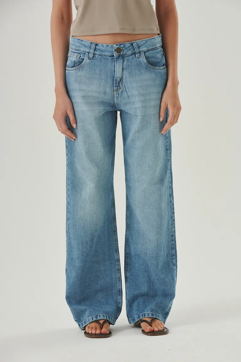 Pantalón de mezclilla de pierna ancha con tiro medio para un estilo relajado y moderno de Sweet en Pantalones para argentina