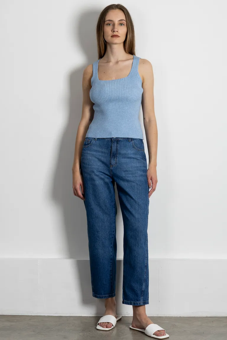 Musculosa de cuello cuadrado en canalé, elegante y versátil para cualquier atuendo de Kill en Buzos y Sweaters para argentina