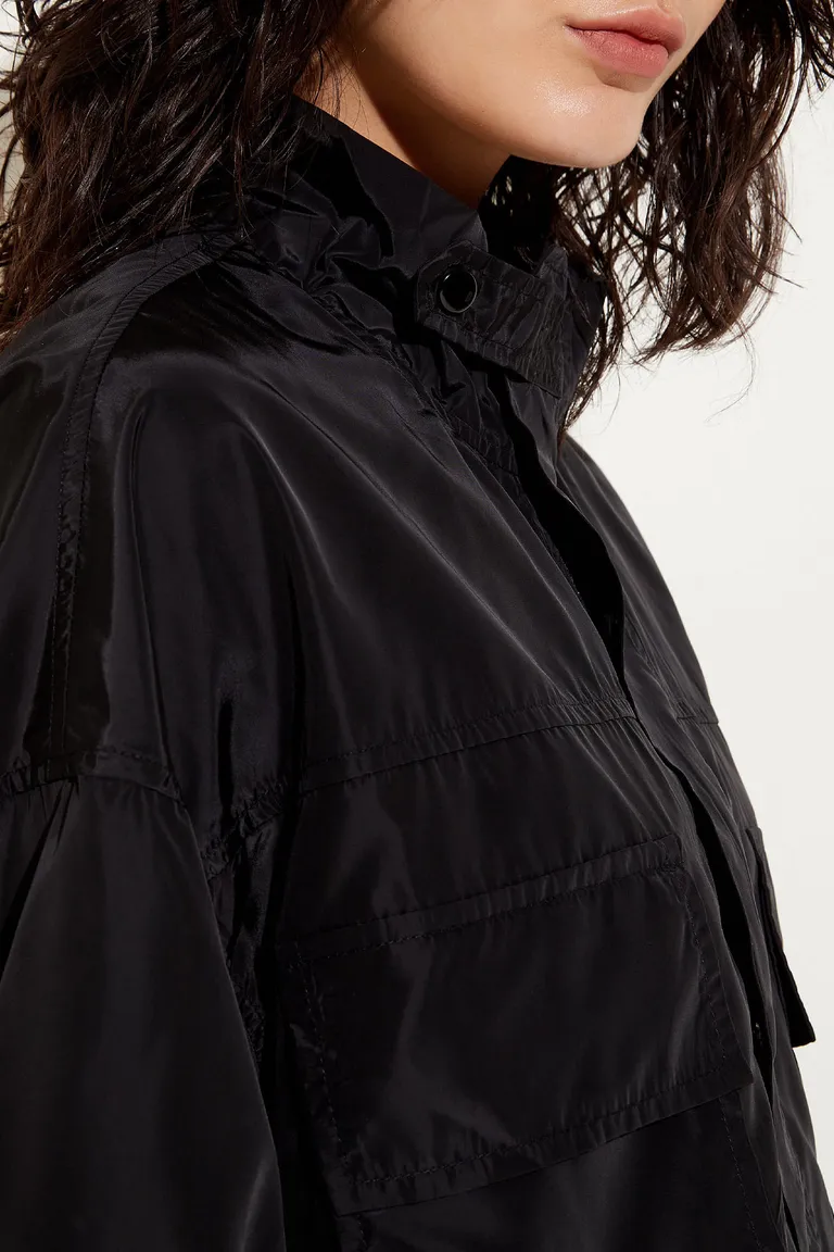 Campera corta con bolsillos plaqué, cuello alto, ajuste en ruedo y cierre frontal oculto de Cuesta Blanca en Chaquetas para argentina