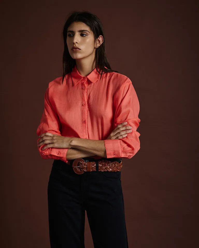 Camisa de mujer con mangas largas, cuello clásico y cierre frontal de botones de Wanama en Camisas para argentina