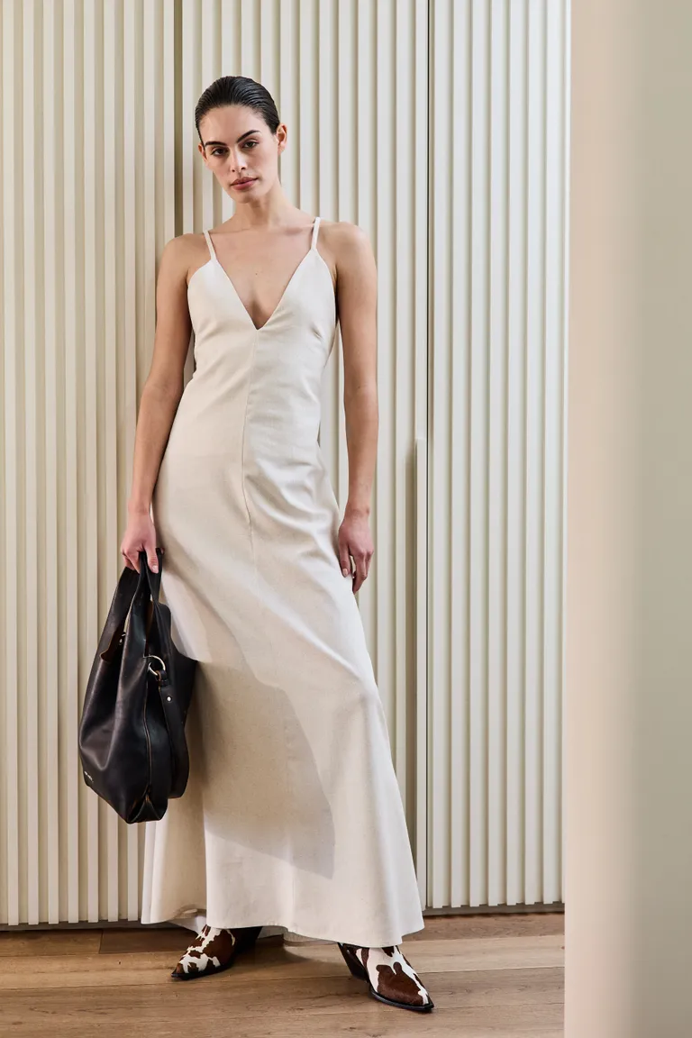 Vestido de lino con escote en V y espalda abierta, ajustable en los breteles de Justaosadia en Vestidos para argentina