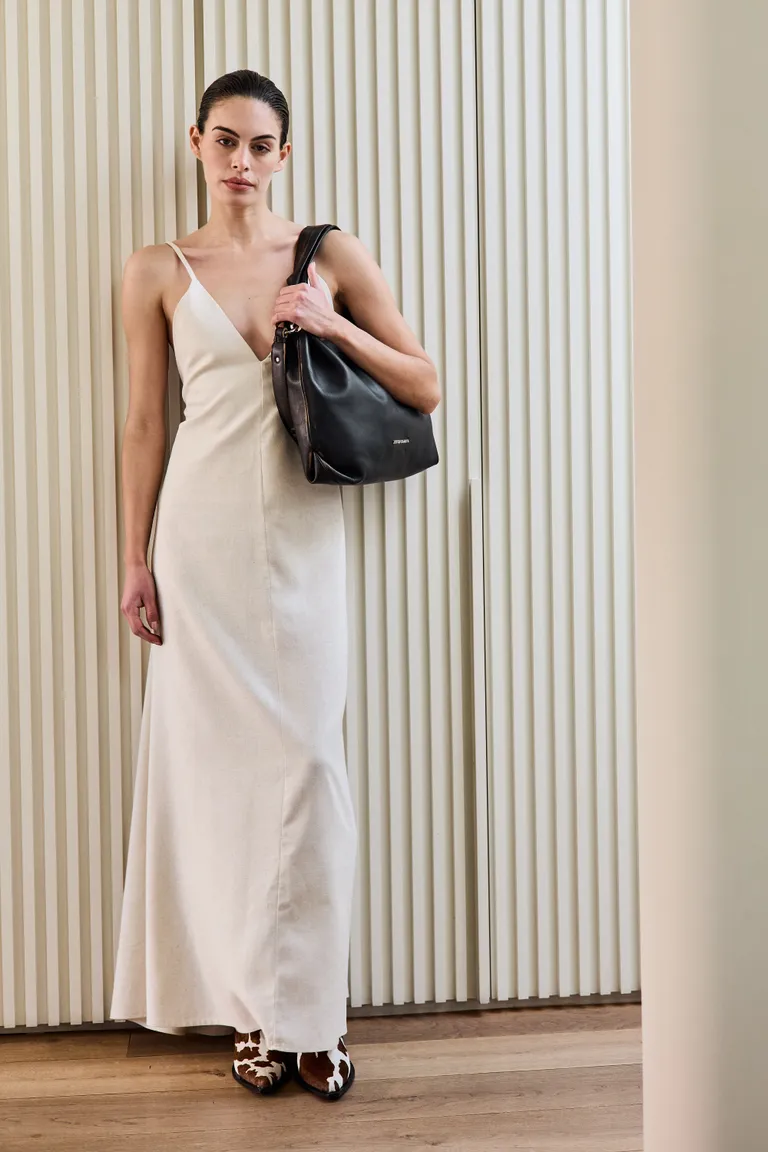 Vestido de lino con escote en V y espalda abierta, ajustable en los breteles de Justaosadia en Vestidos para argentina