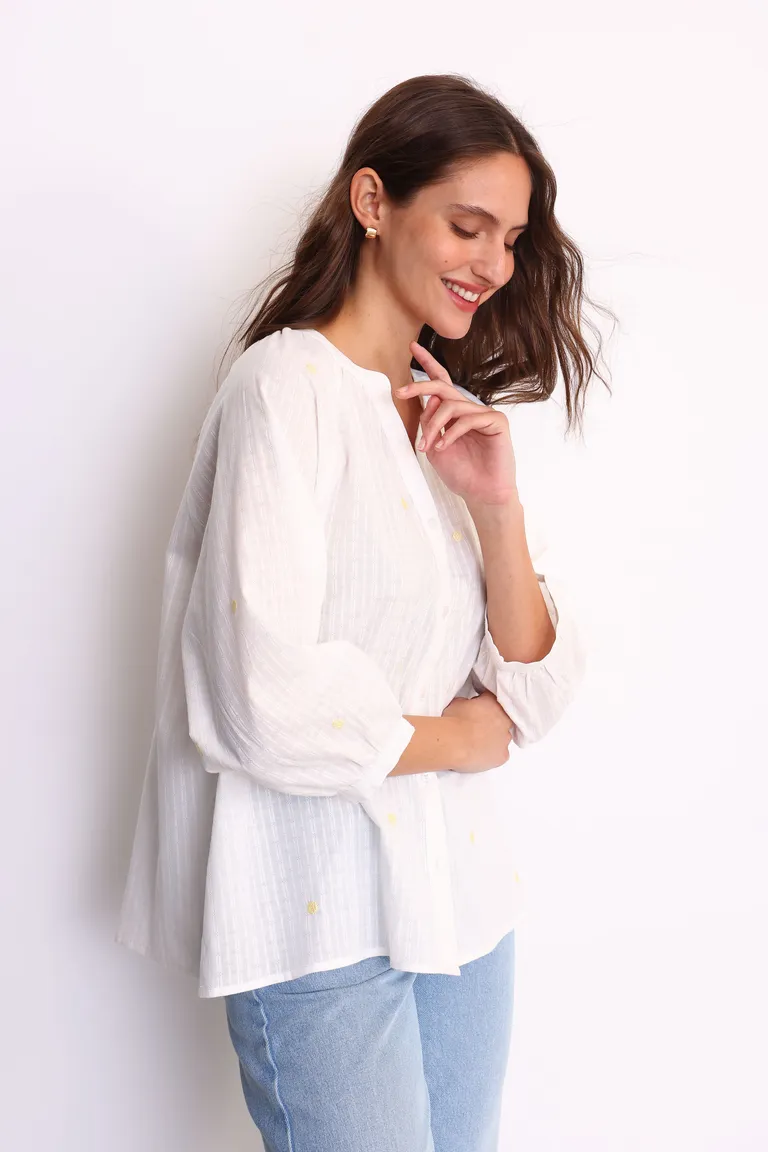 Camisa blanca de manga tres cuartos con estampado de lunares bordados de Yagmour en Camisas para argentina