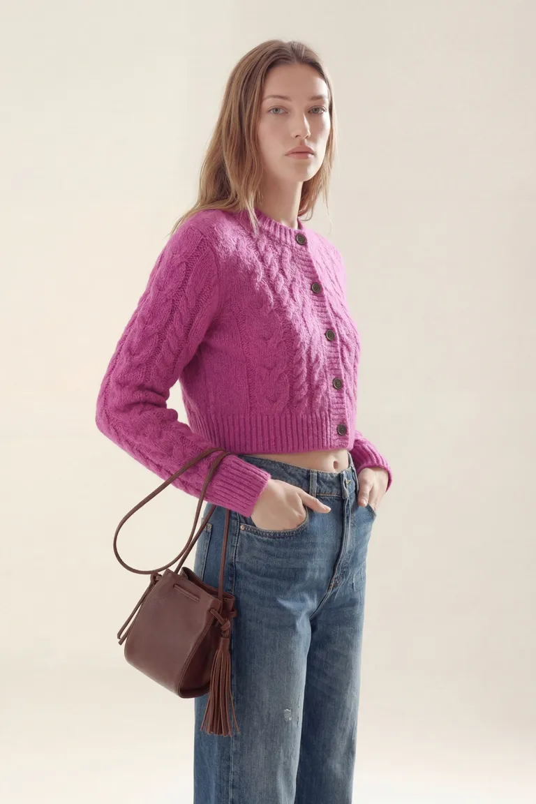 Cardigan corto tejido con diseño trenzado cuello redondo y abotonado frontal de Akiabara en Buzos y Sweaters para argentina