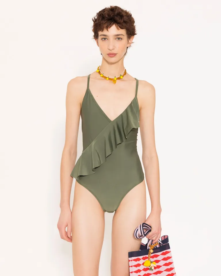 Elegante enterizo verde con escote profundo y volados asimétricos de Jazmin Chebar en Swimwear y Beachwear para argentina
