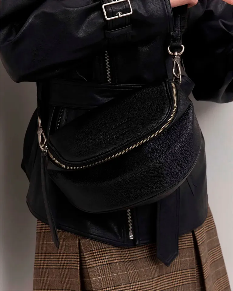 Bandolera de cuero graneado en color negro, modelo soft con cierre y asa ajustable de Prüne en Bolsos y Carteras para argentina