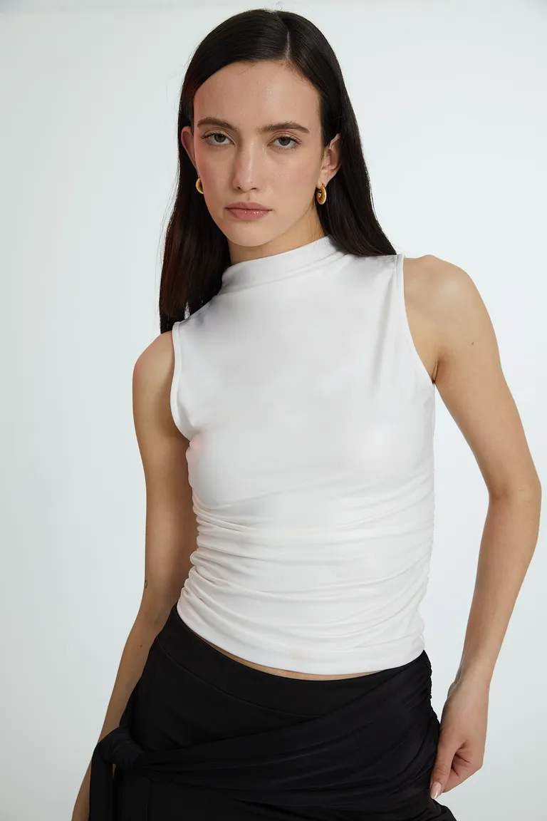 Remera blanca de corte ajustado y cuello alto para mujer de Naíma en Remeras para argentina