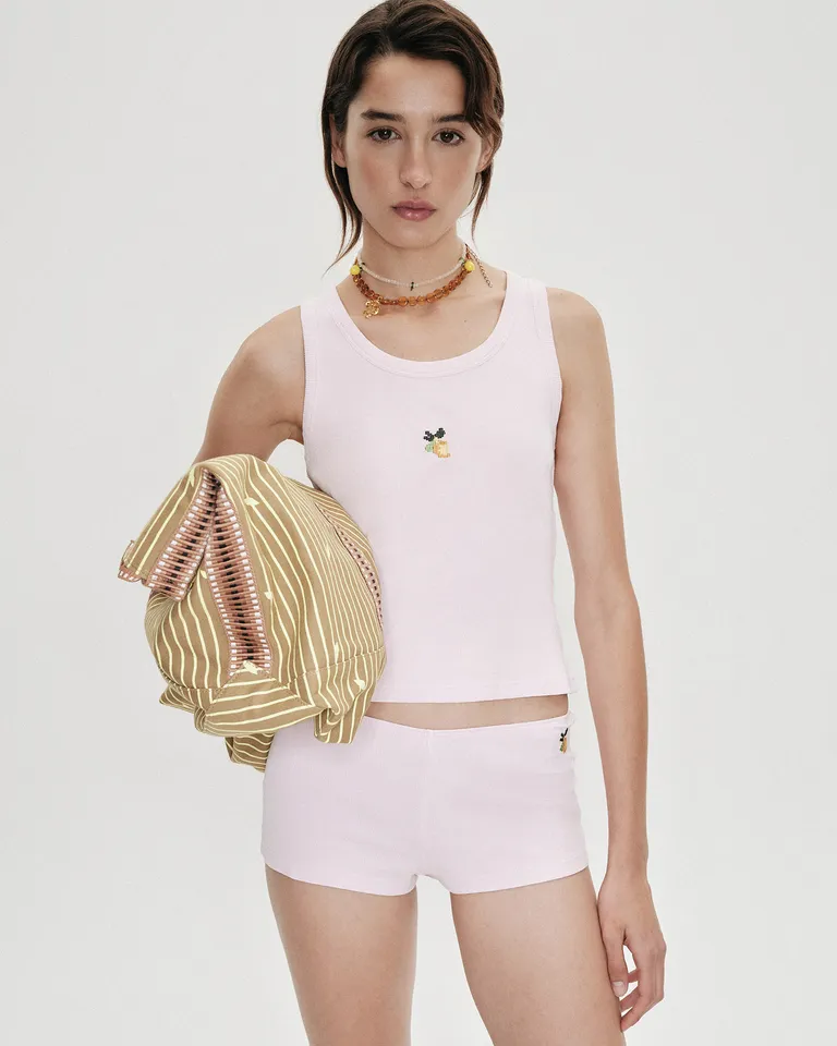 Musculosa ajustada rosa con bordados y logo en la espalda de Jazmin Chebar en Remeras para argentina