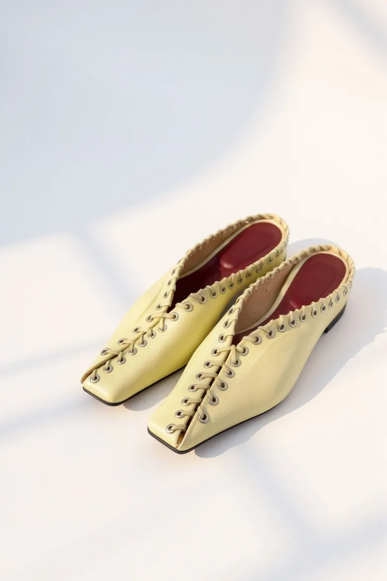 Ballerinas amarillas con trenzado a mano y detalles en níquel de Maria Cher en Ballerinas para argentina