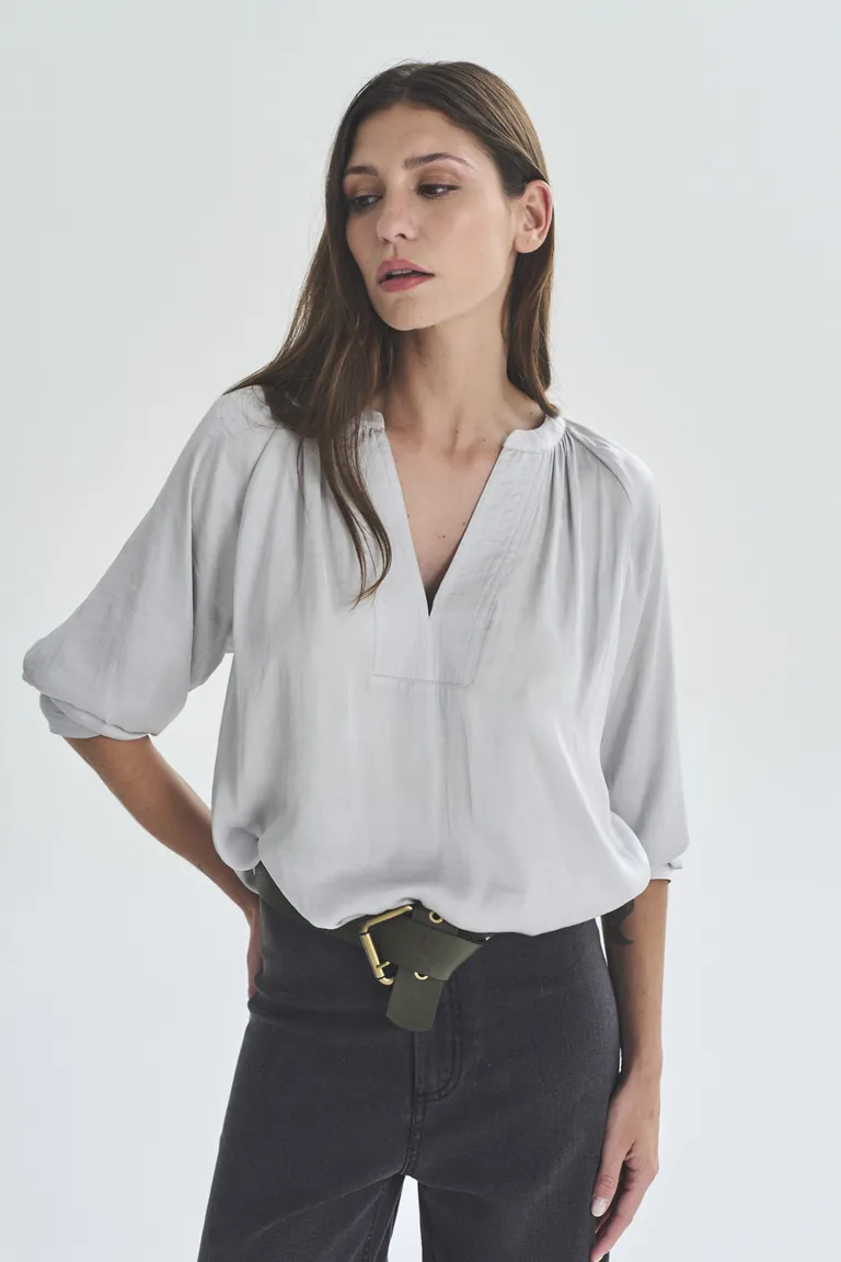 Blusa blanca de manga corta para mujer, con diseño moderno y elegante de Akiabara en Blusas para argentina