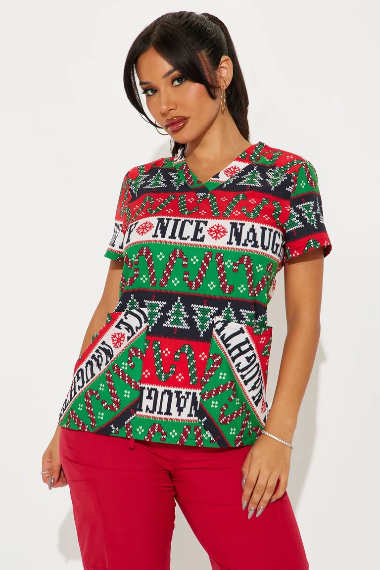 Top uniforme naughty or nice de Fashion Nova en Remeras para argentina