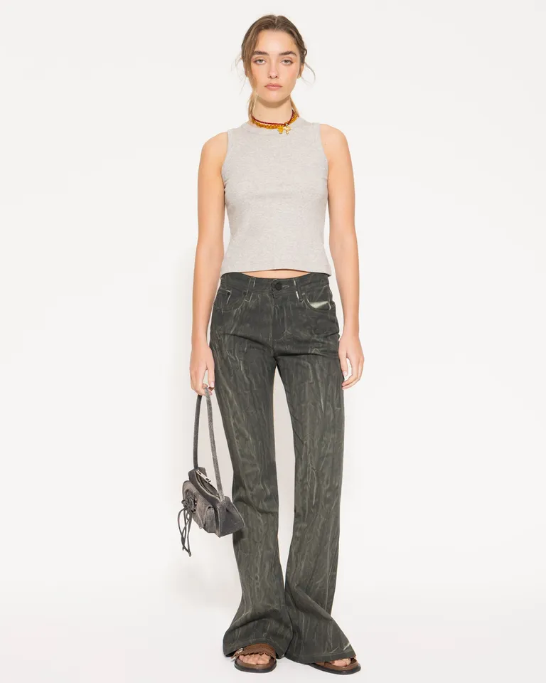Pantalón de corte bootcut en gabardina verde con detalles únicos y acabado diferente de Jazmin Chebar en Pantalones para argentina