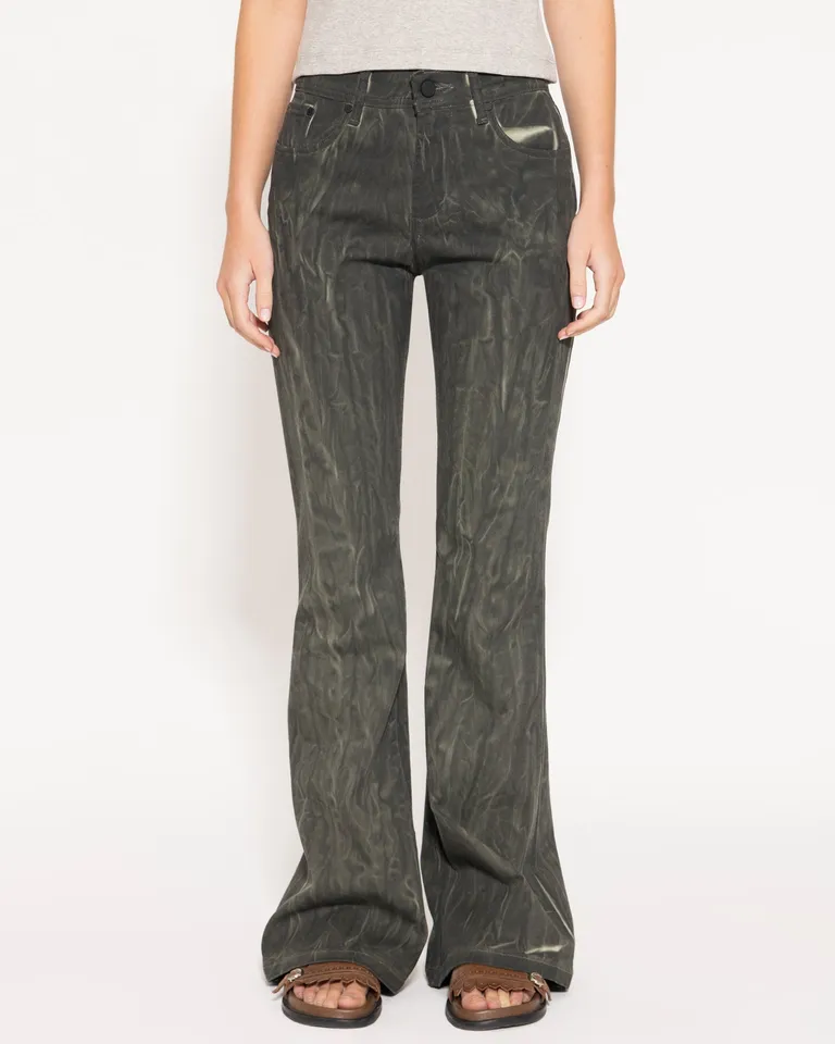 Pantalón de corte bootcut en gabardina verde con detalles únicos y acabado diferente de Jazmin Chebar en Pantalones para argentina
