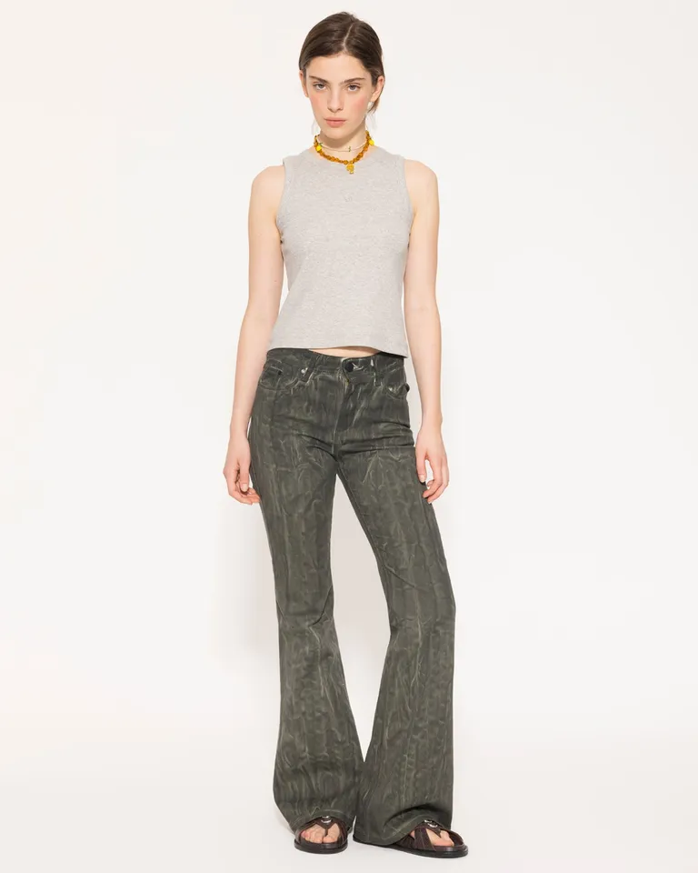 Pantalón de corte bootcut en gabardina verde con detalles únicos y acabado diferente de Jazmin Chebar en Pantalones para argentina