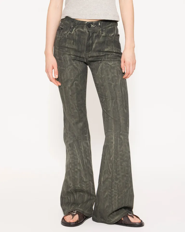 Pantalón de corte bootcut en gabardina verde con detalles únicos y acabado diferente de Jazmin Chebar en Pantalones para argentina