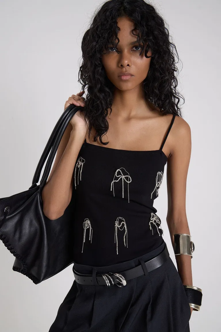 Top de breteles finos con escote cuadrado y detalles bordados decorativos al frente de Maria Cher en Tops para argentina