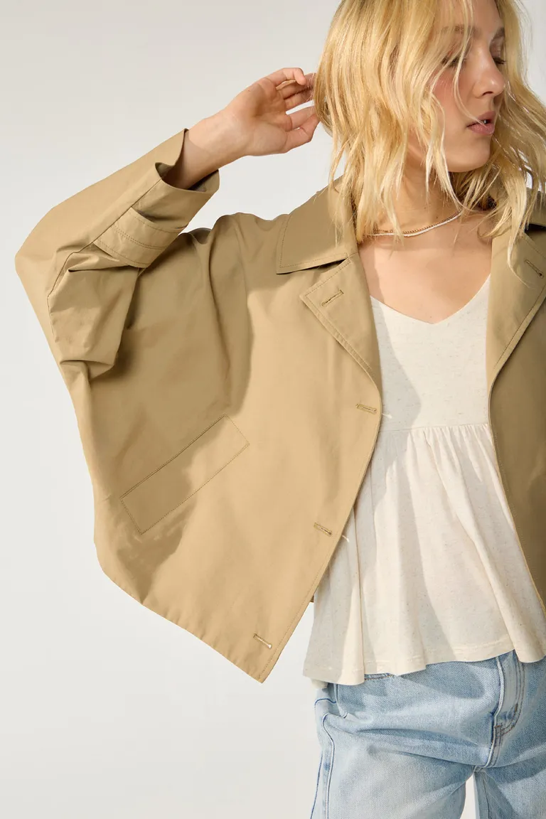 Chaqueta de trench corta con detalles elegantes y mangas dolmán de Cuesta Blanca en Chaquetas para argentina