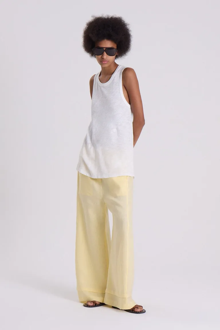 Top blanco de estilo musculosa con bordado en el frente, hecho en Perú de Maria Cher en Tops para argentina
