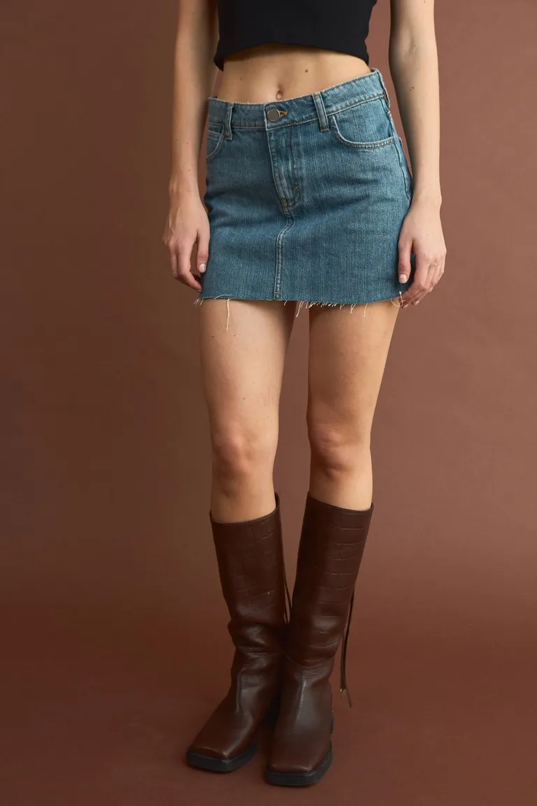 Short de mezclilla azul con diseño sencillo y versátil de Allo Martinez en Faldas para argentina