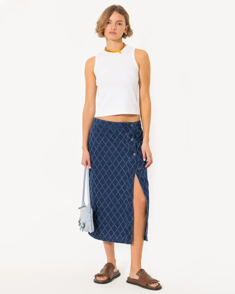 Falda midi con textura romboidal y detalles desgastados en denim de Jazmin Chebar en Faldas para argentina