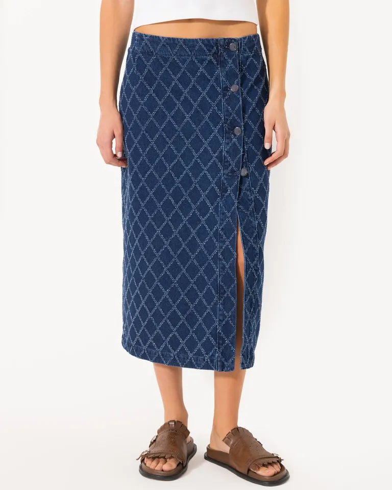 Falda midi con textura romboidal y detalles desgastados en denim de Jazmin Chebar en Faldas para argentina