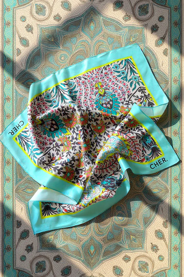 Pañuelo de seda natural con estampado sofisticado y detallado de Maria Cher en Bufandas y Pañuelos para argentina