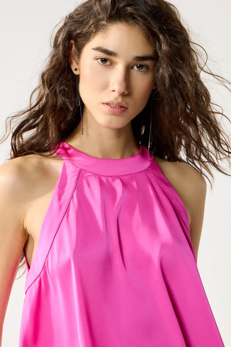 Práctico y femenino top rosado con escote halter y abertura posterior de Cuesta Blanca en Tops para argentina