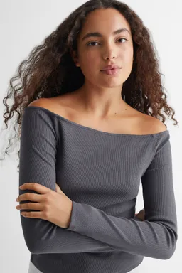 Remera canalé hombros descubiertos de Mango Teen en Tops para argentina