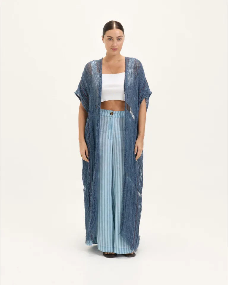 Kimono de algodón con teñido artesanal en tonos azules, ideal para un look casual y elegante de Blue Sheep en Kimonos para argentina