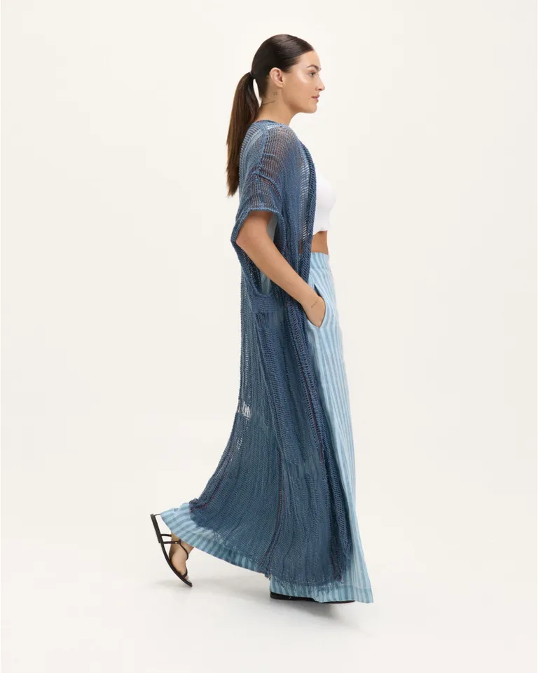 Kimono de algodón con teñido artesanal en tonos azules, ideal para un look casual y elegante de Blue Sheep en Kimonos para argentina