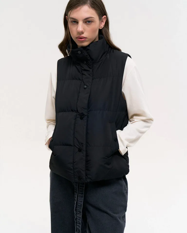 Chaleco negro con botones a presión y bolsillos en los costados de Sky en Chalecos para argentina