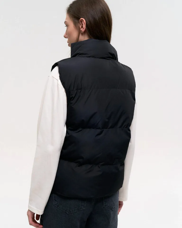 Chaleco negro con botones a presión y bolsillos en los costados de Sky en Chalecos para argentina