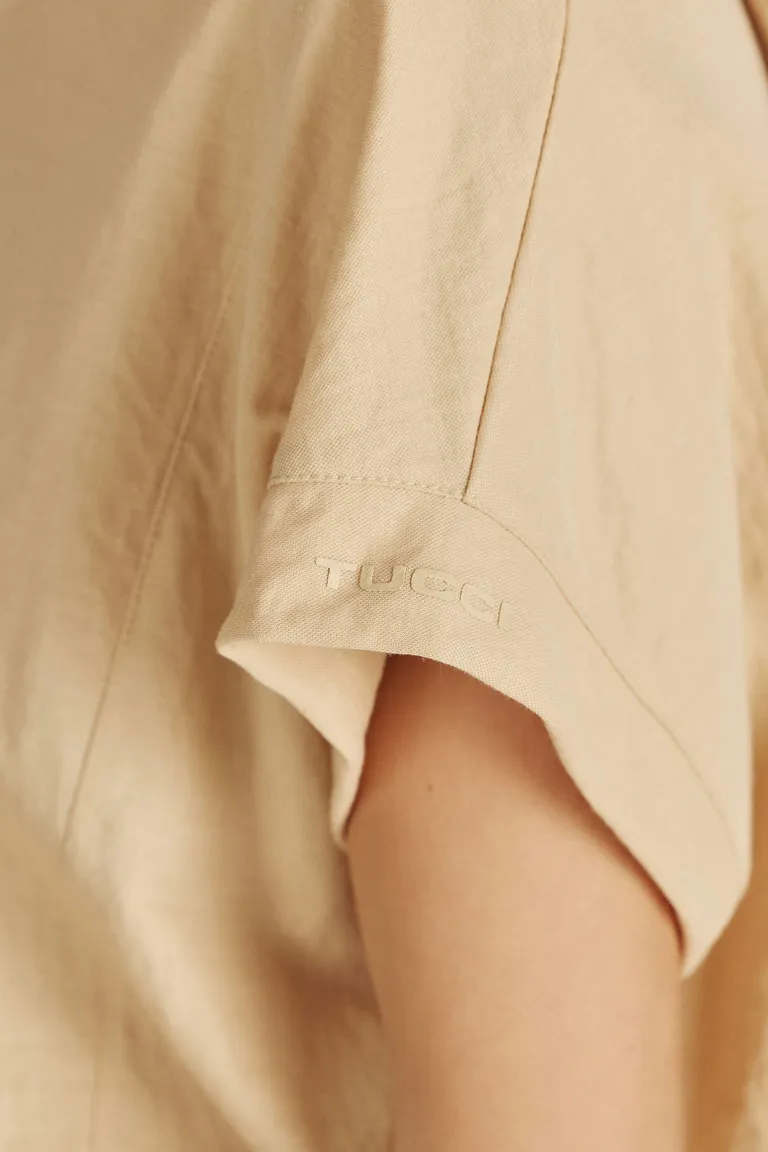 Remera básica de género liviano y texturado con abertura en la espalda de Tucci en Remeras para argentina