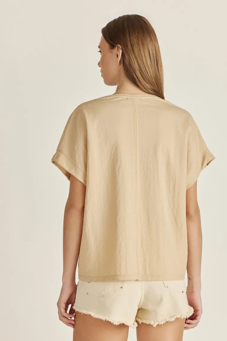 Remera básica de género liviano y texturado con abertura en la espalda de Tucci en Remeras para argentina