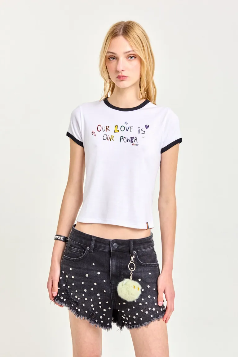 Remera con estampa multicolor que celebra el amor y la diversidad de 47 Street en Remeras para argentina