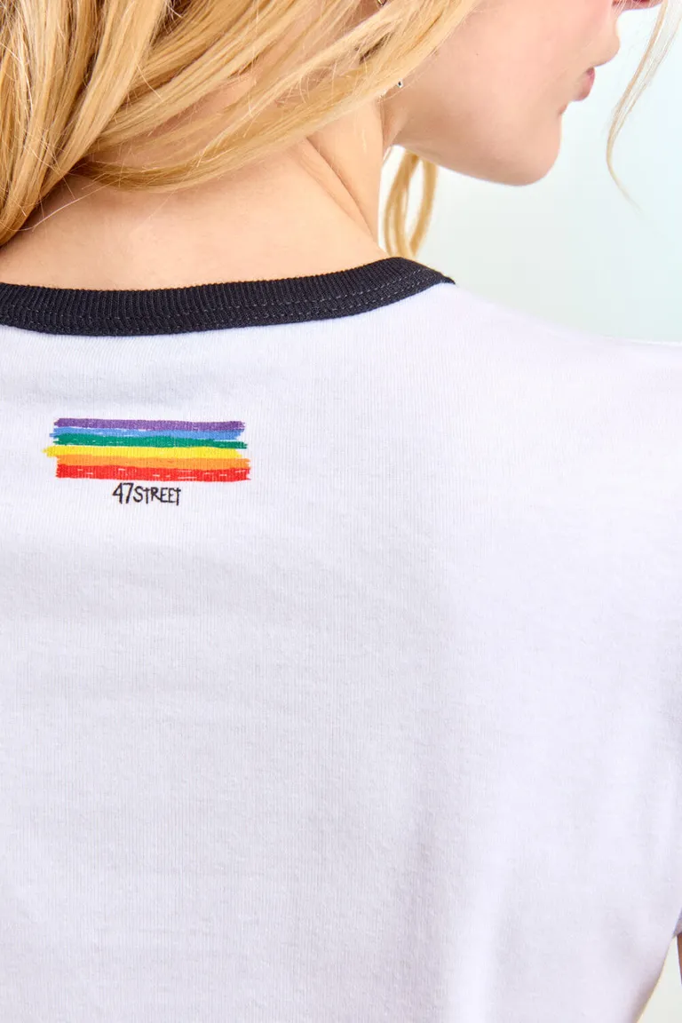 Remera con estampa multicolor que celebra el amor y la diversidad de 47 Street en Remeras para argentina