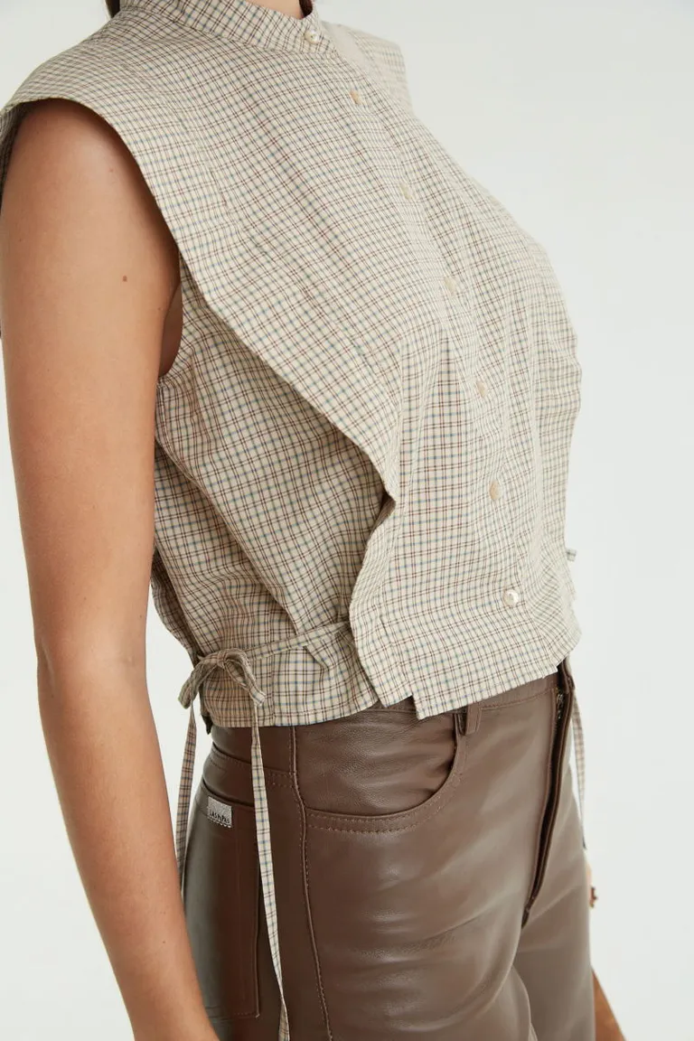 Camisa corta sin mangas con cuello mao, frente irregular y ajuste con tiras laterales de Las Pepas en Camisas para argentina