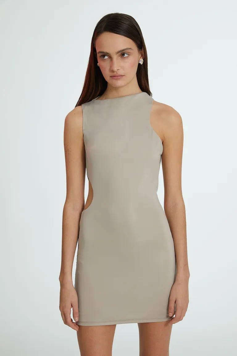 Vestido de punto con cuello alto y corte musculosa en tonalidad neutra de Naíma en Vestidos para argentina