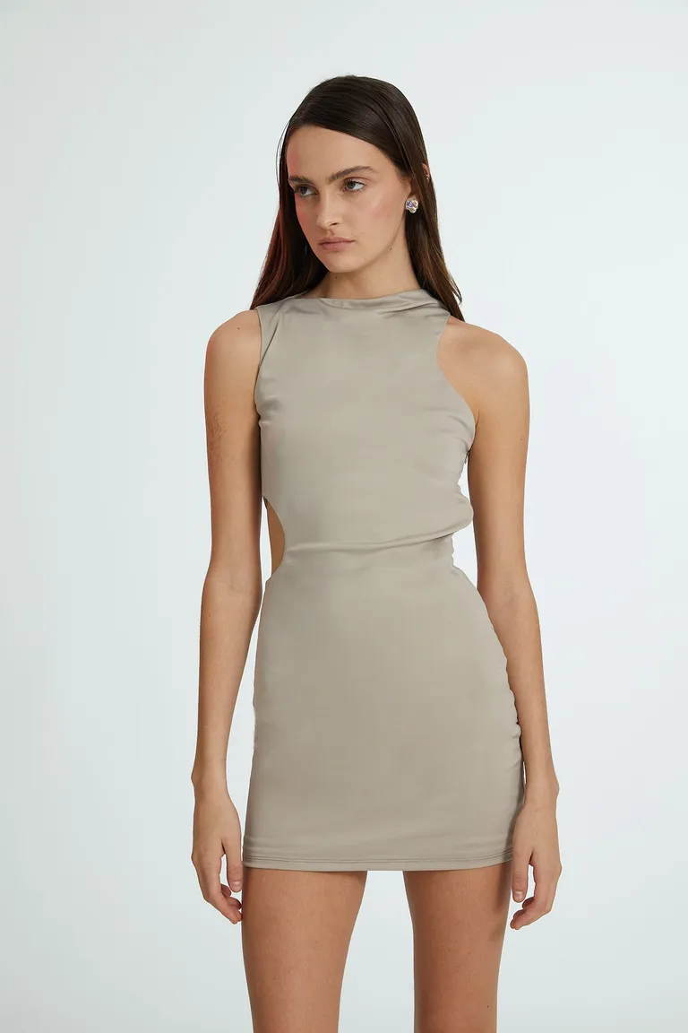 Vestido de punto con cuello alto y corte musculosa en tonalidad neutra de Naíma en Vestidos para argentina