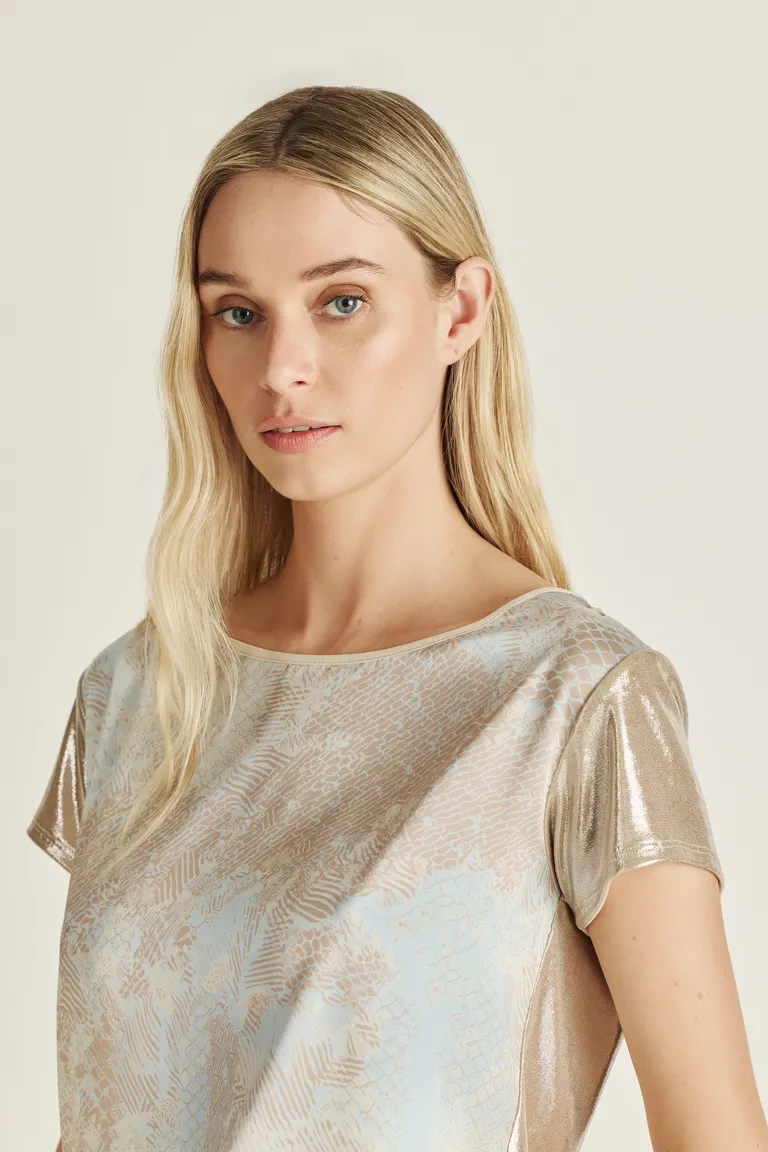 Prenda de vestir de género satinado con acento foil en la espalda de Tucci en Tops para argentina