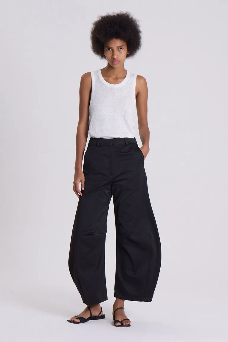 Pantalón de gabardina negro de silueta curva y cintura sastrera de Maria Cher en Pantalones para argentina