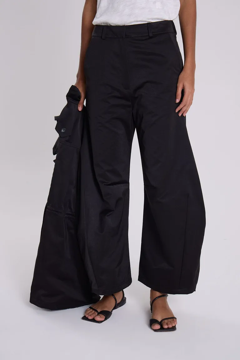 Pantalón de gabardina negro de silueta curva y cintura sastrera de Maria Cher en Pantalones para argentina