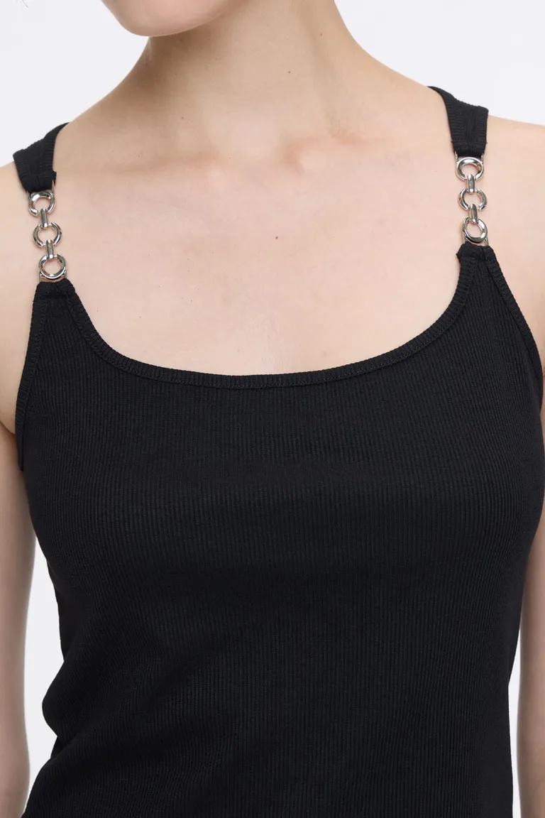 Musculosa entallada con breteles de hebillas metálicas y escote redondo de Cuesta Blanca en Tops para argentina